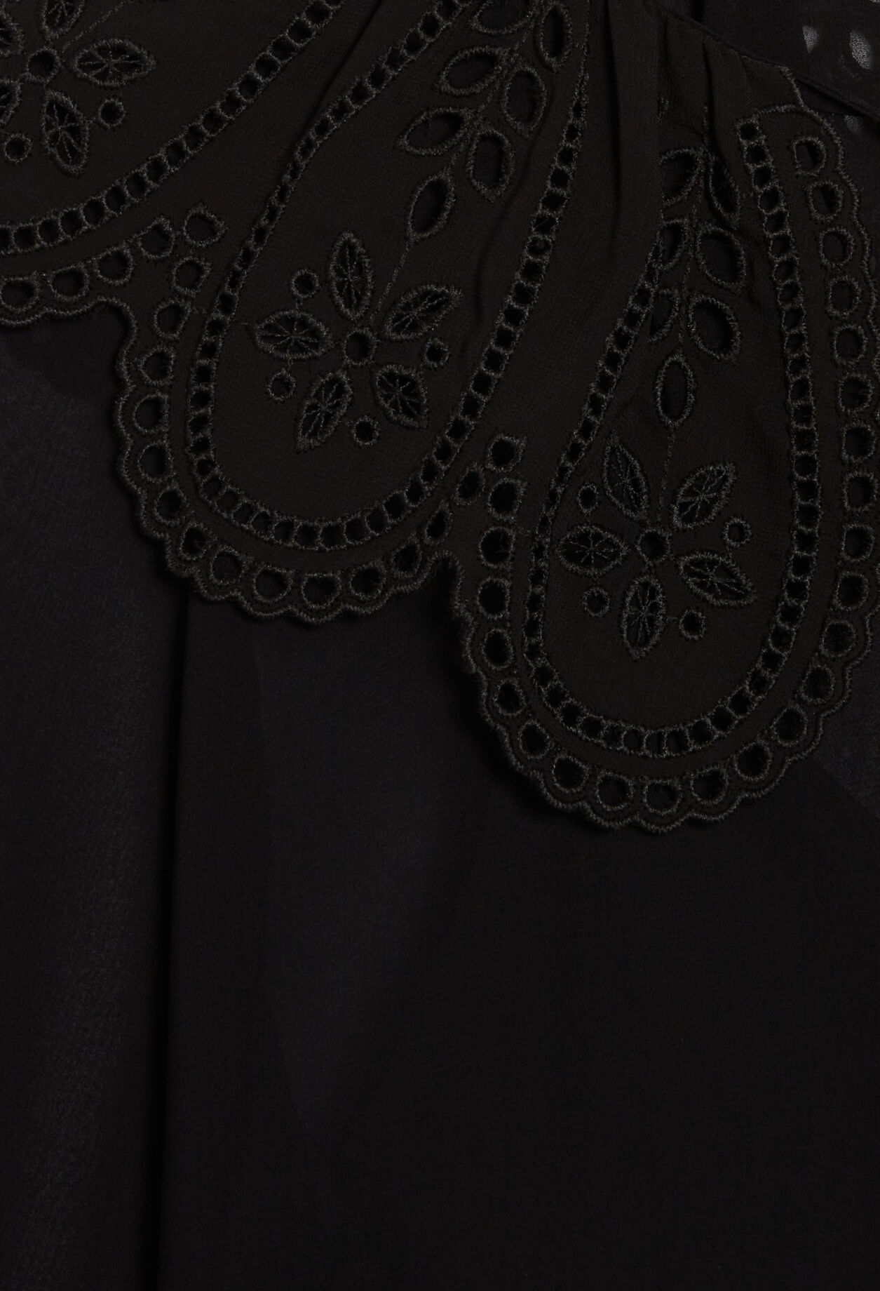 Blusa negra con cuello ancho