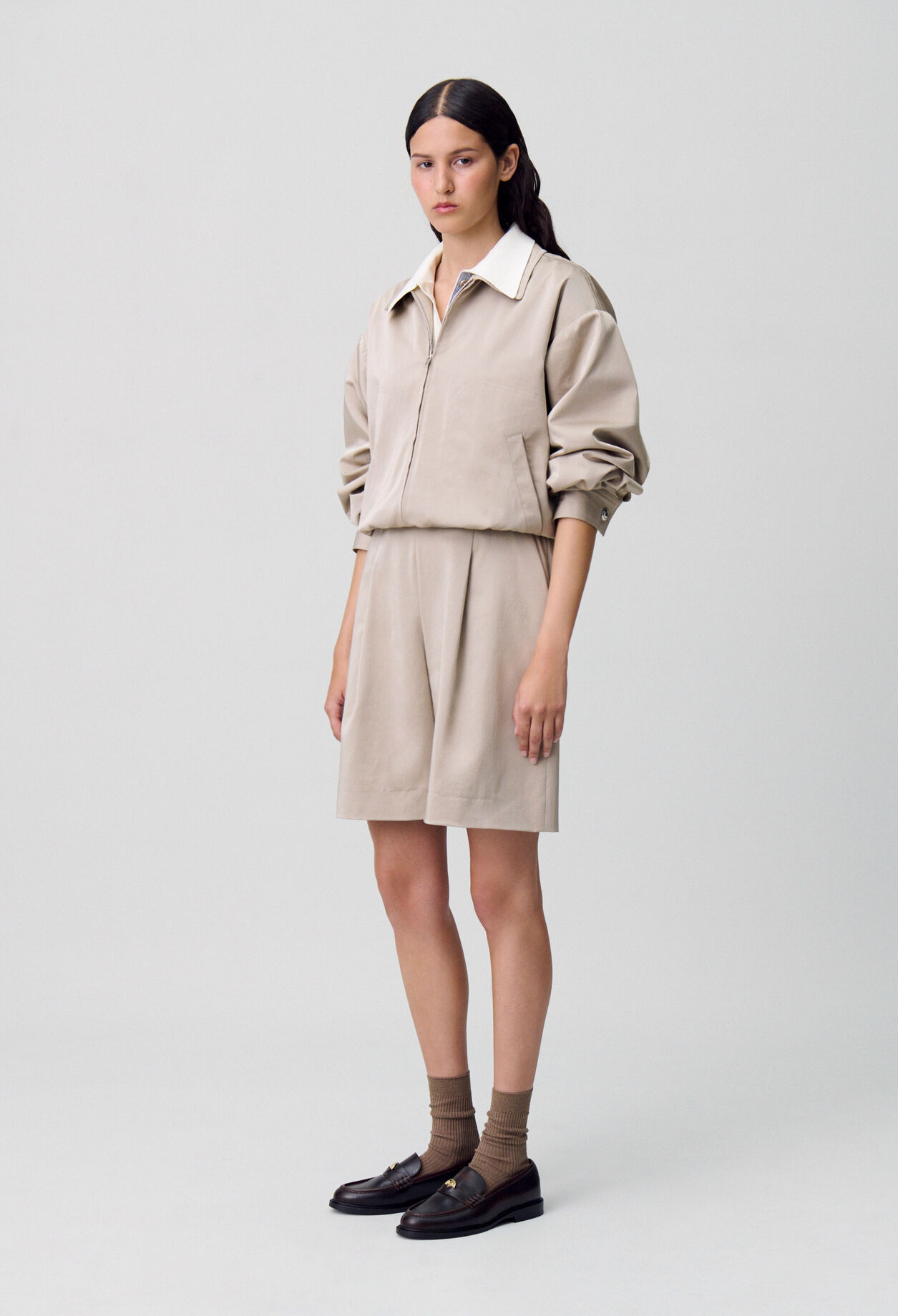 Bermudas cortos con pliegues