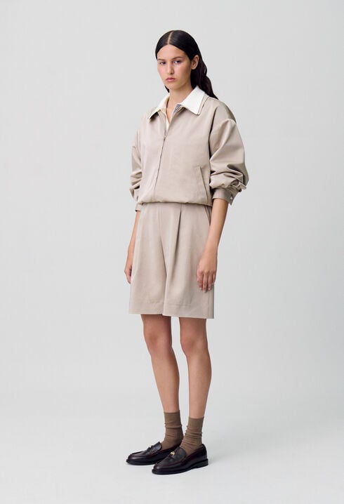 Bermudas cortos con pliegues