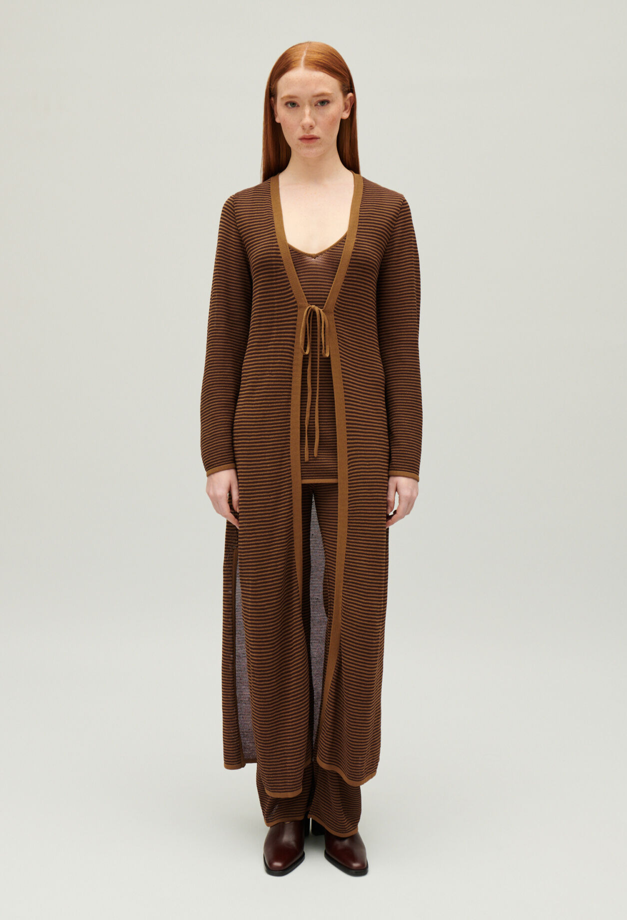 Camiseta de tirantes con rayas en marr&oacute;n