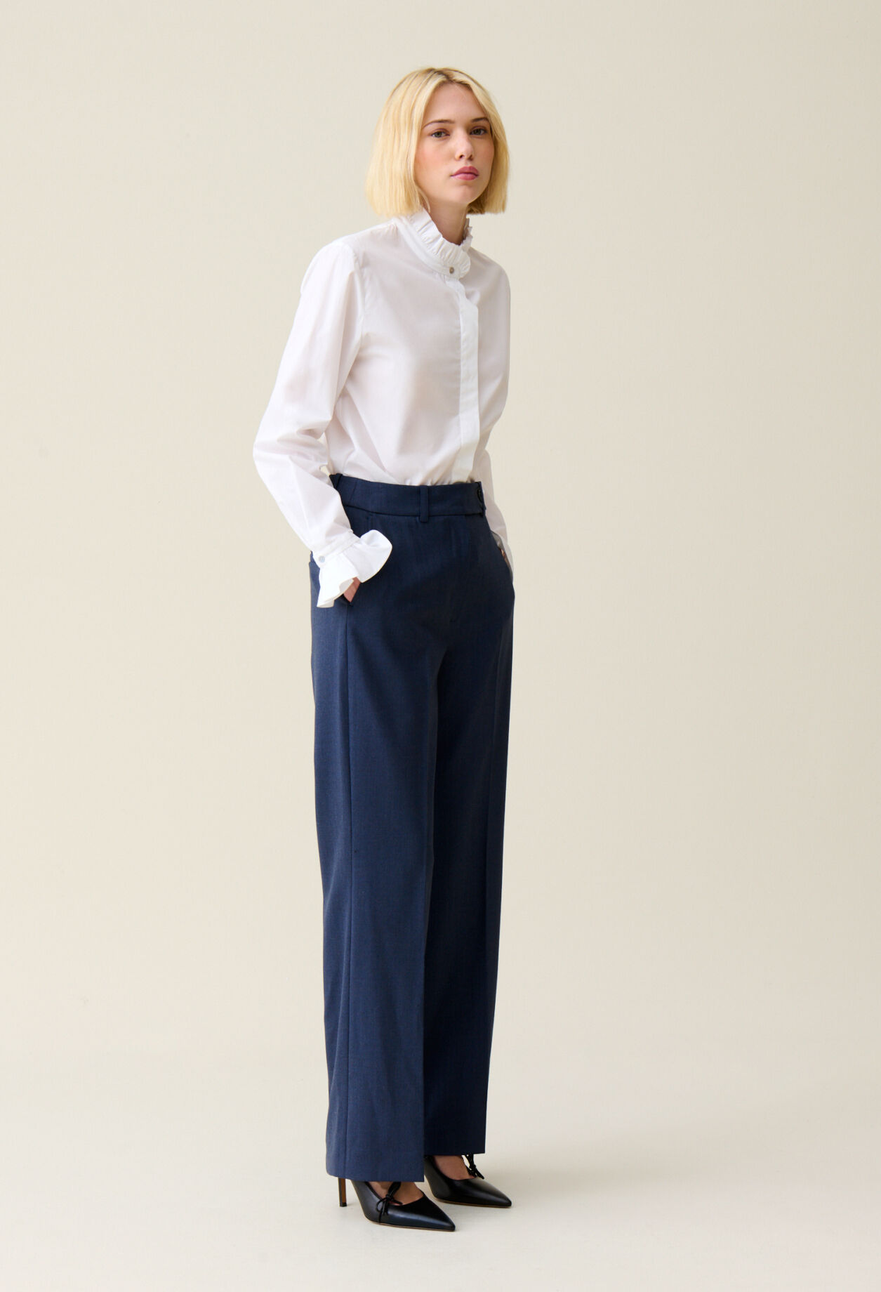 Blusa blanca cuello volante