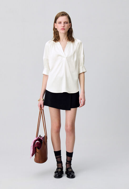 Blusa fluida con cuello tunecino
