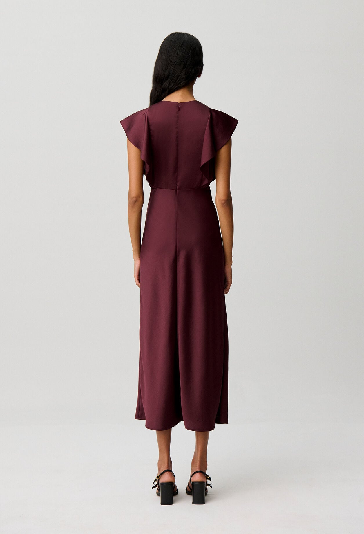 Vestido largo satinado con abertura