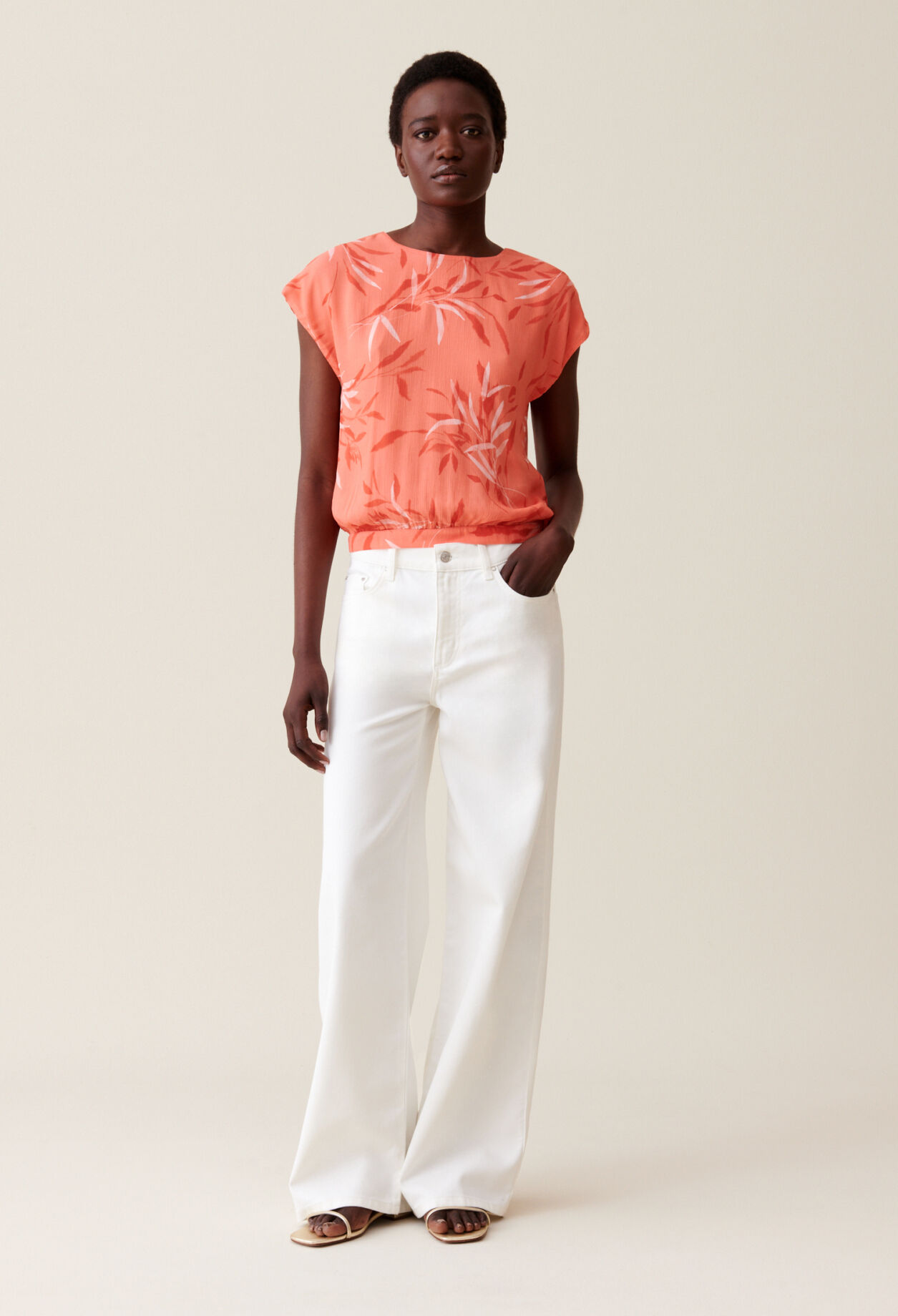 Top floral sin mangas