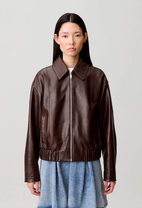 Cazadora de piel brillante casual