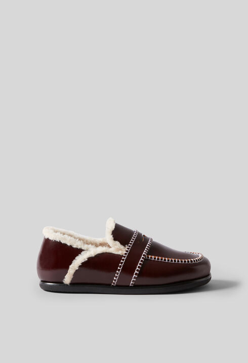 Mules de cuero con forro cálido.