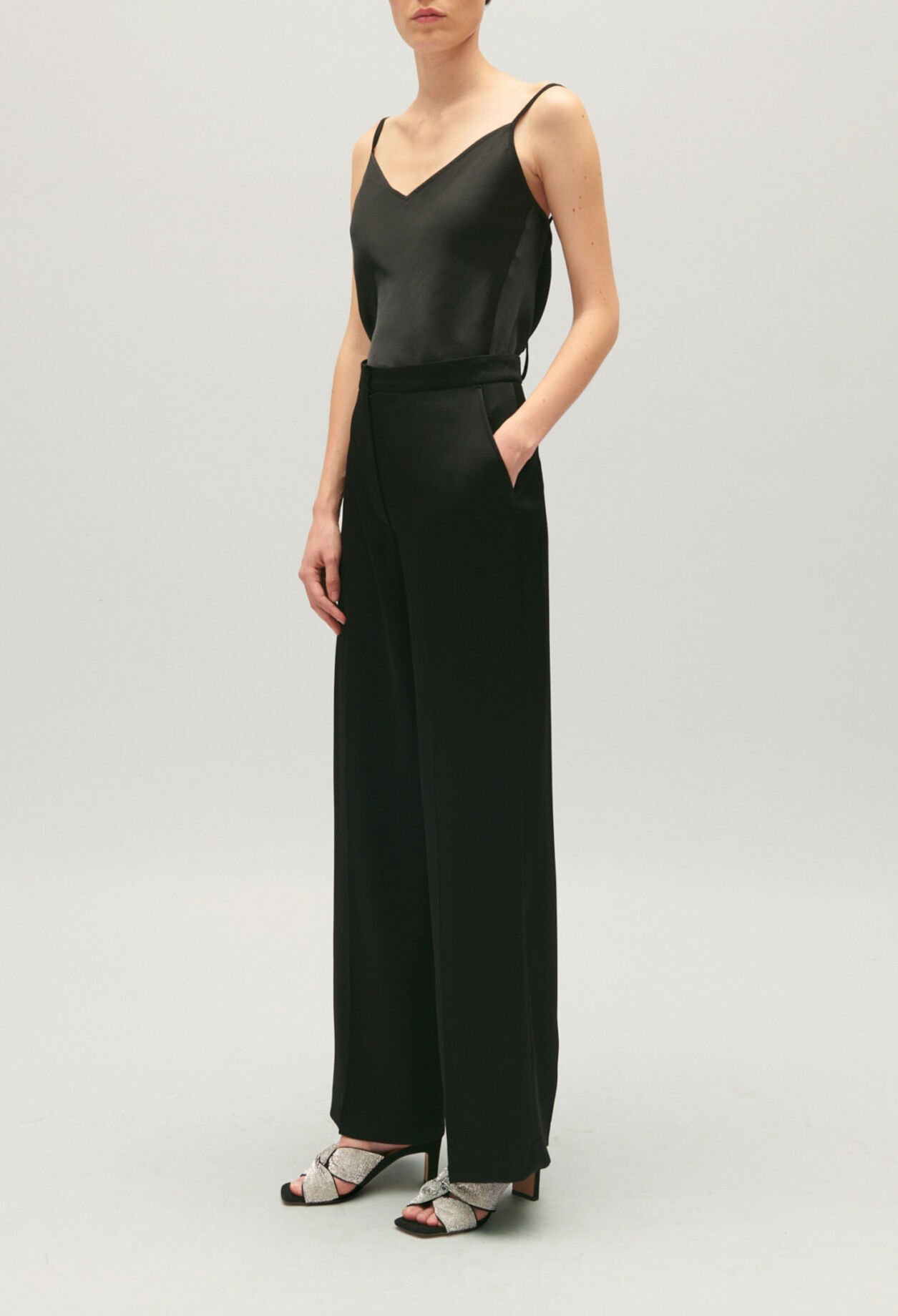 Pantalón de traje satinado negro