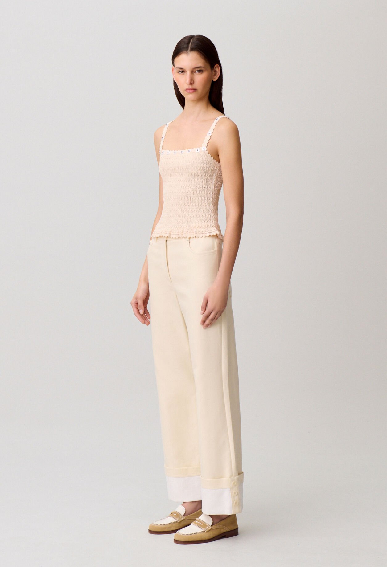 Top con bordados de flores