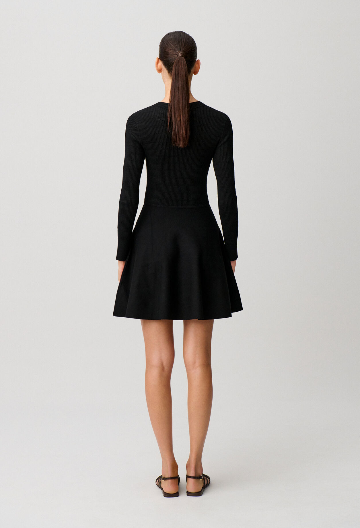 Vestido corto de punto con nudos
