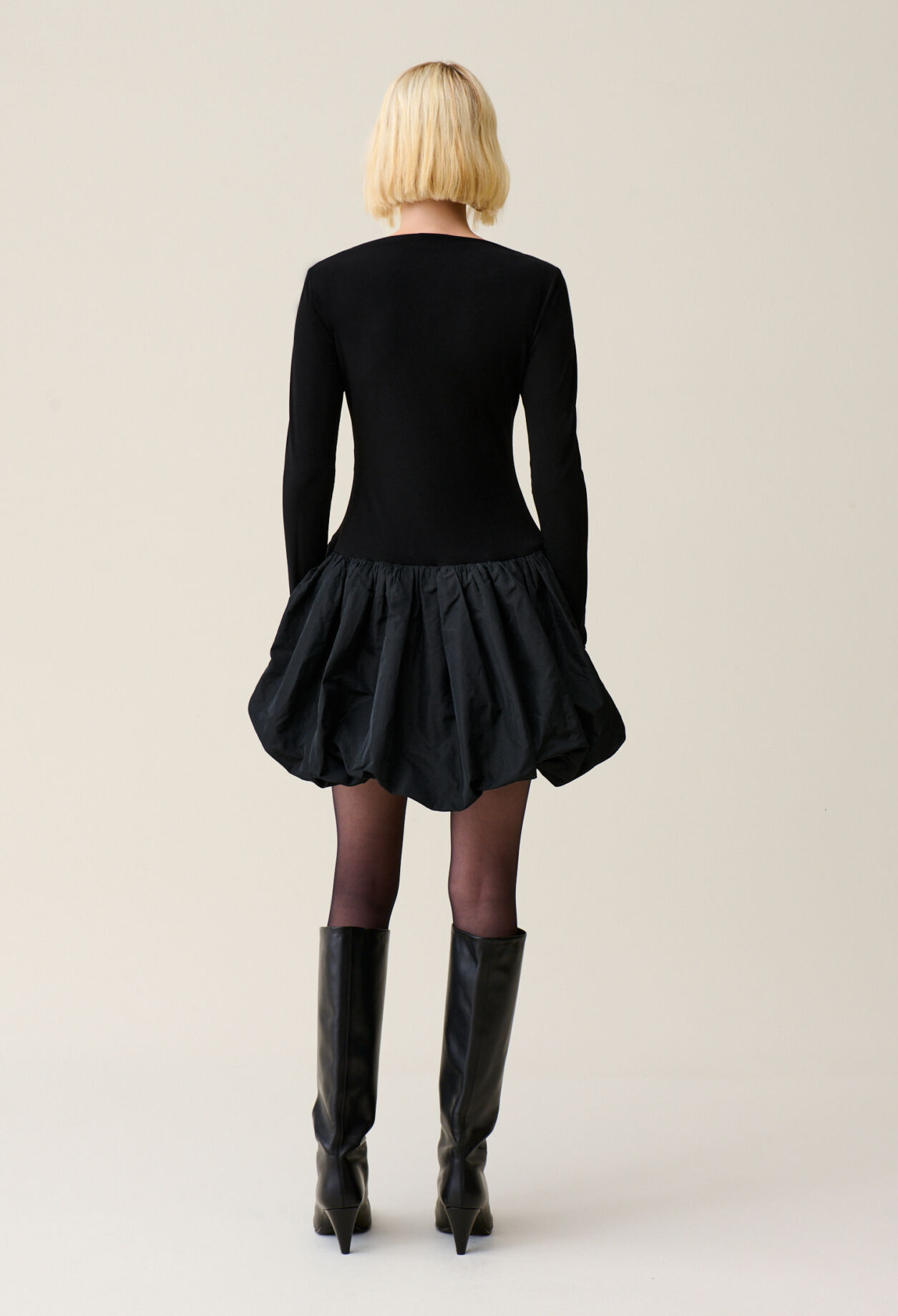 Vestido bicolor falda globo negra