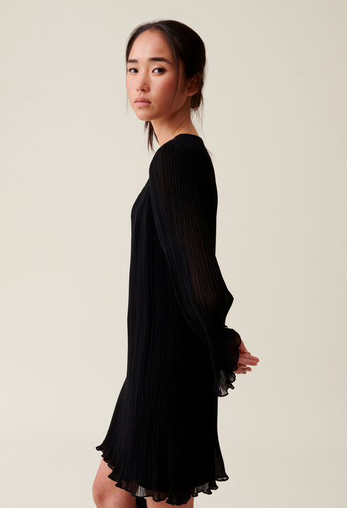 Vestido corto plisado manga larga