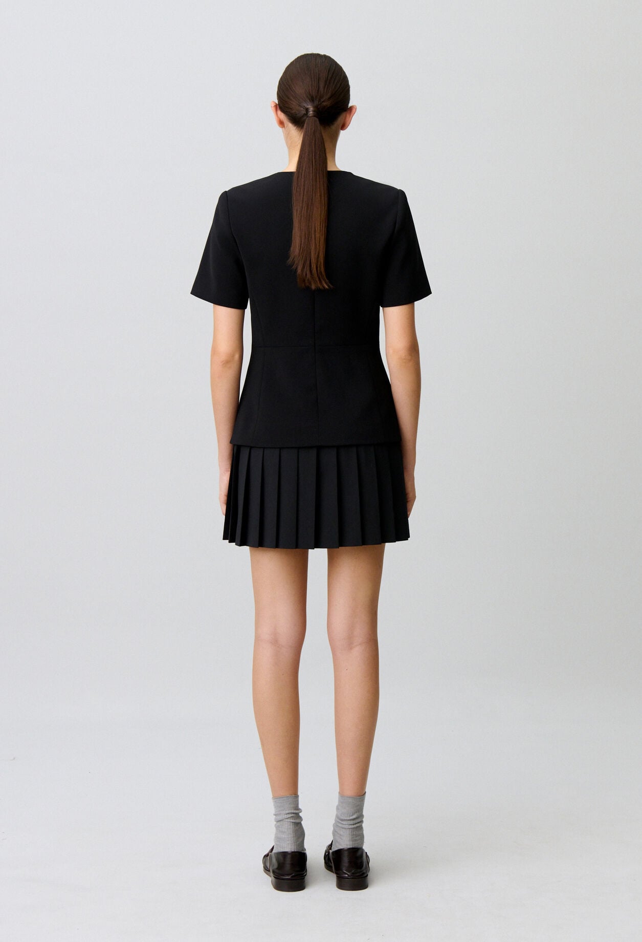 Vestido corto bajo plisado peplum