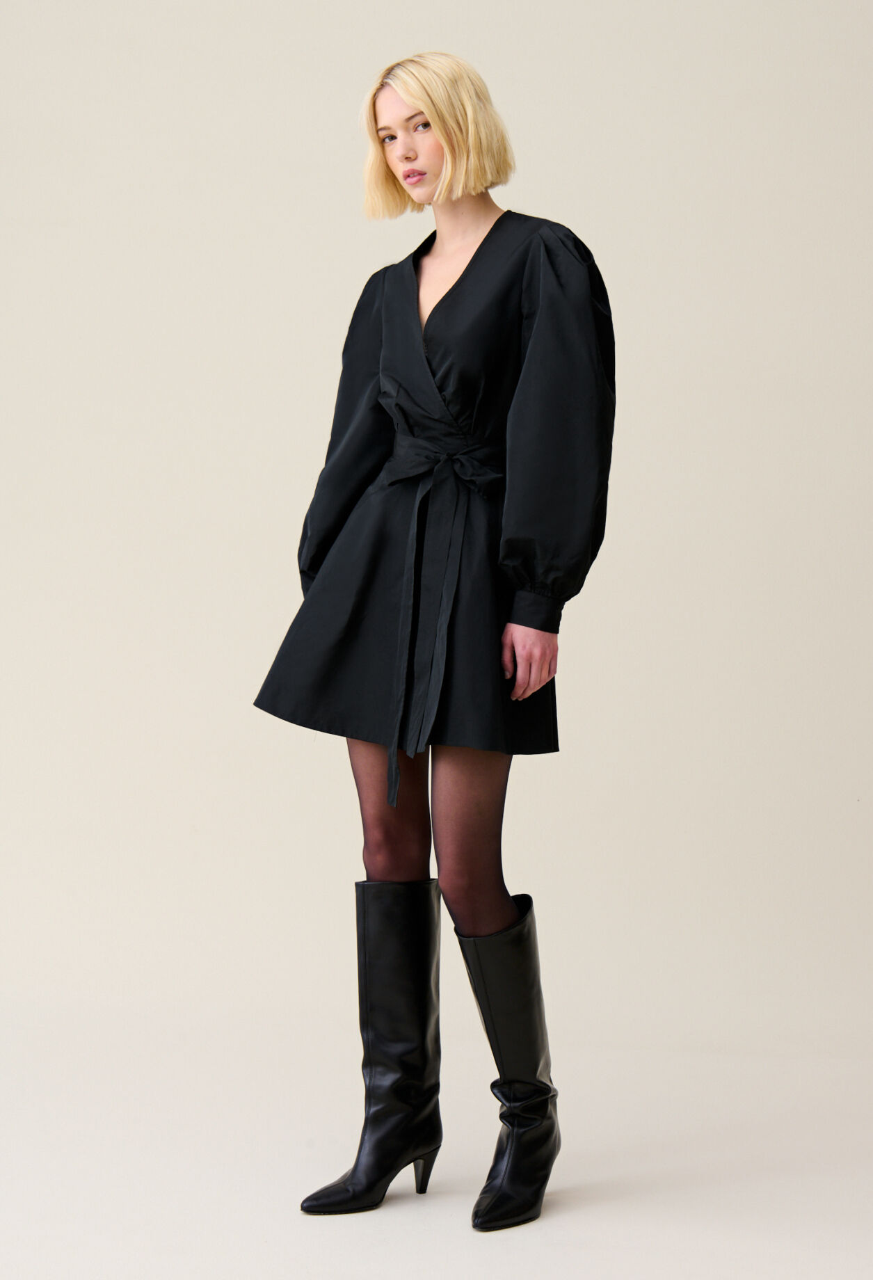 Vestido corto negro manga globo