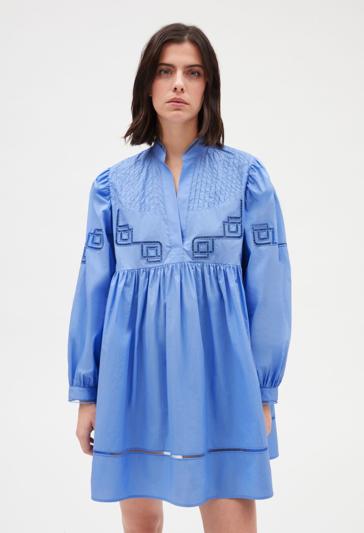 Vestido corto de algodón bordado en azul