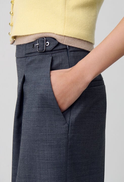 Bermudas cortos con pliegues