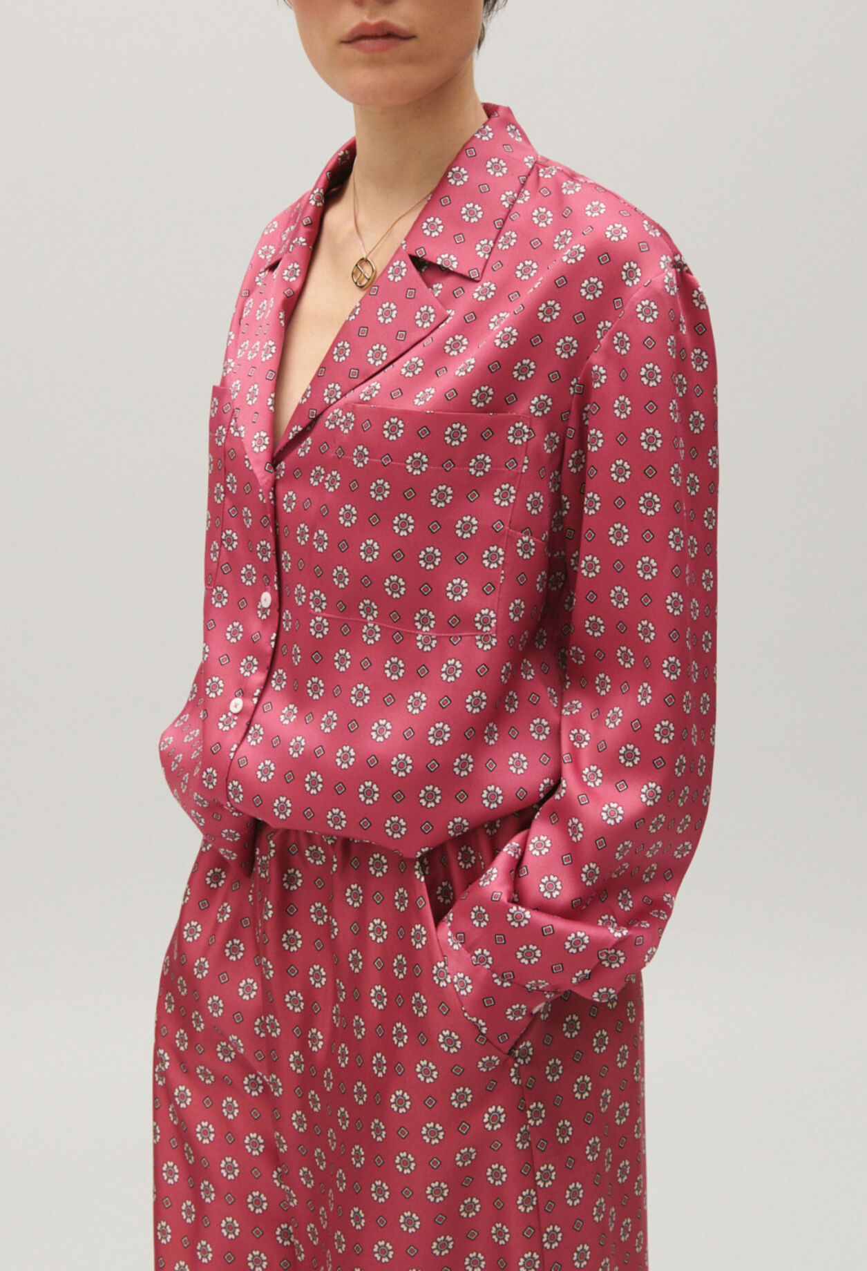 Camisa satinada con estampado