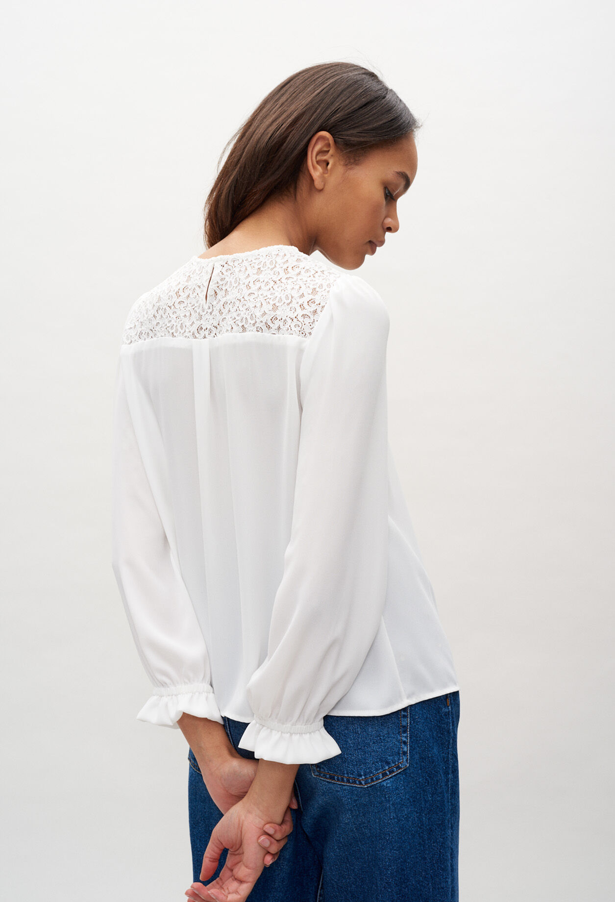 Blusa con detalles de guipur.