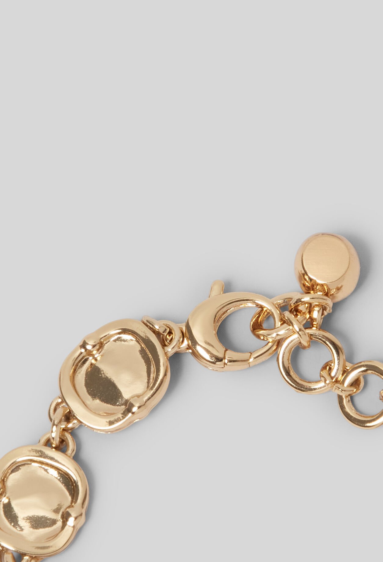 Pulsera con corazones martillados