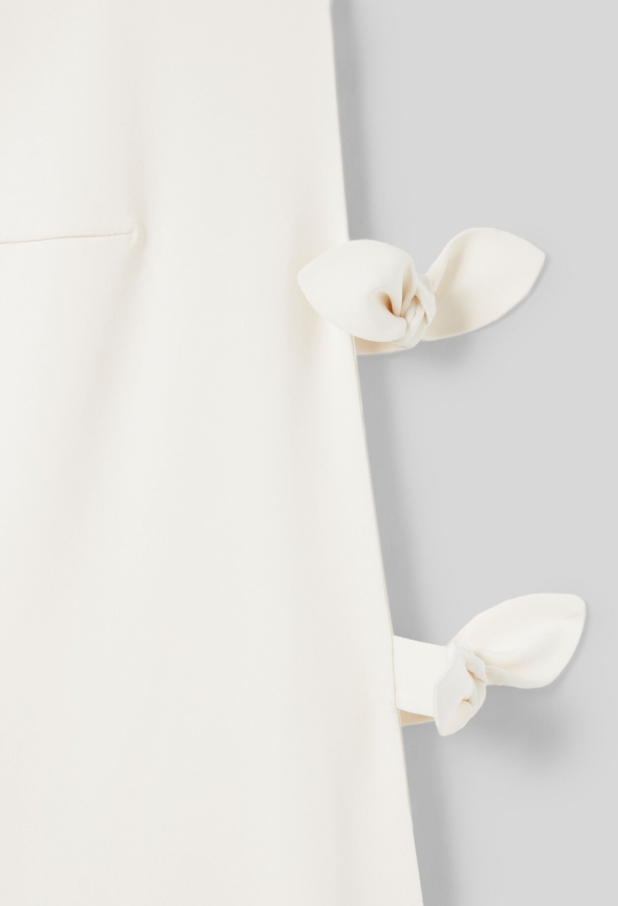 Vestido corto con lazos